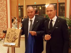 La scultura dell’Associazione Divento raffigurante il Leo Club. Accanto Mauro Didò e Alberto Servini del Lions Club Borgomanero Host 